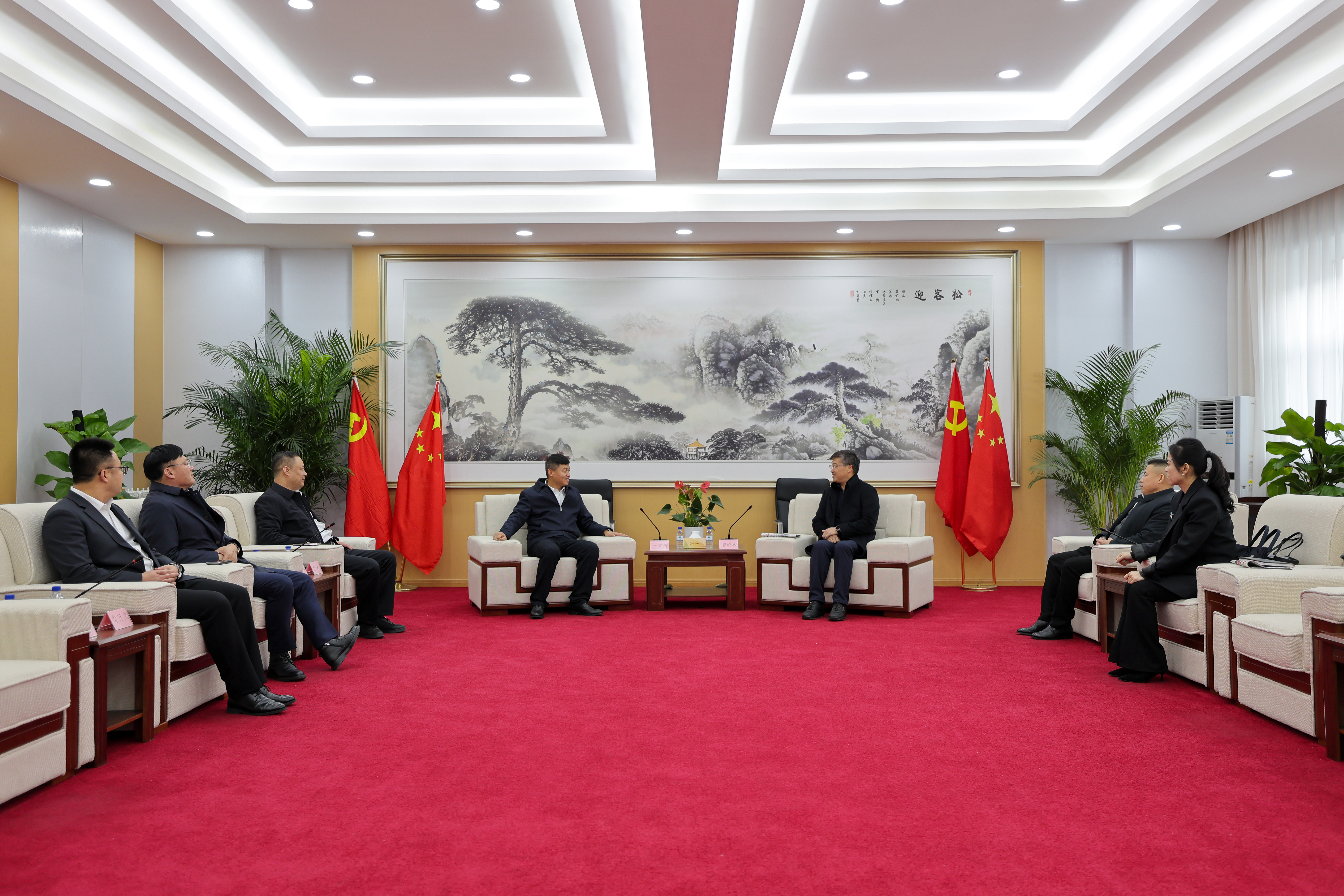 王文亮與大祥區(qū)委副書(shū)記、區(qū)長(zhǎng)曾嶠林會(huì)談，國(guó)家發(fā)改委國(guó)際合作中心研究員、國(guó)家糧食和物資儲(chǔ)備高質(zhì)量發(fā)展課題組負(fù)責(zé)人申濤參加會(huì)談